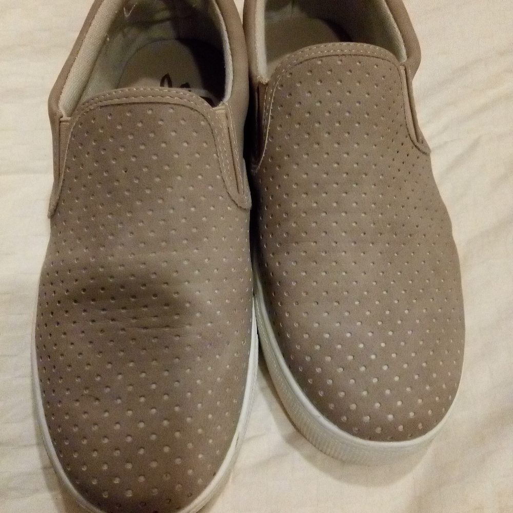 582) women's slip on shoes. Seven7.